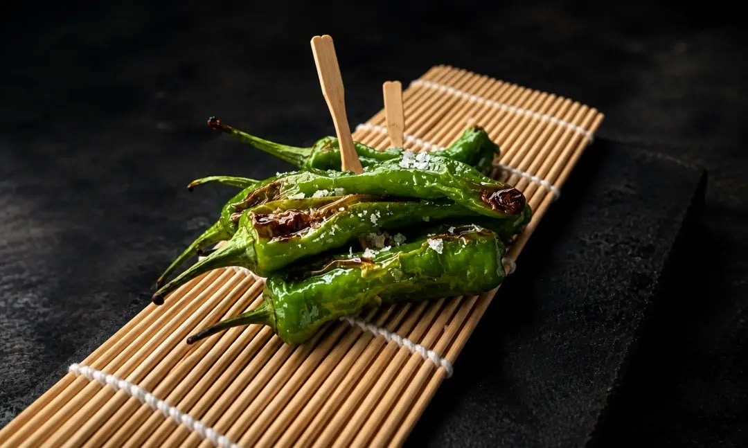 Gegrilde pimientos op bamboe